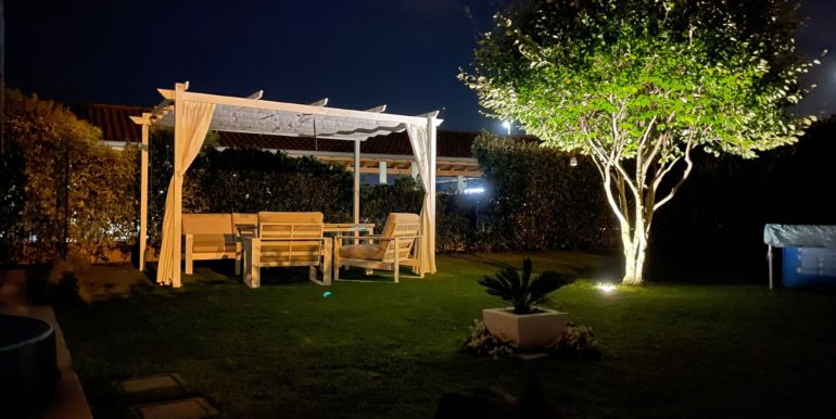 Bicamere più studio biservizi con giardino