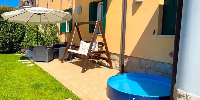 Bicamere più studio biservizi con giardino