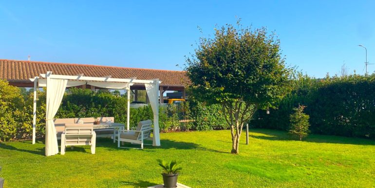 Bicamere più studio biservizi con giardino