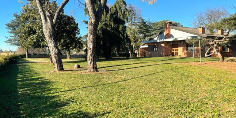 Villetta indipendente con giardino di 6000mq