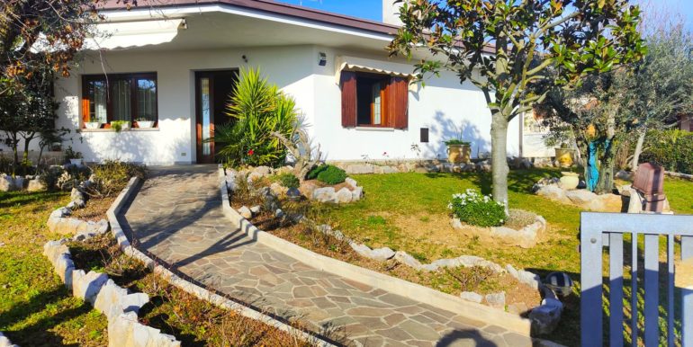 Bifamiliare con giardino privato