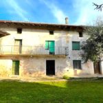 Rustico da ristrutturare con ampio scoperto