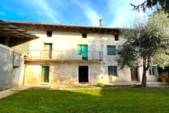 Rustico da ristrutturare con ampio scoperto