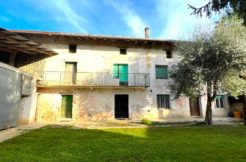 Rustico da ristrutturare con ampio scoperto