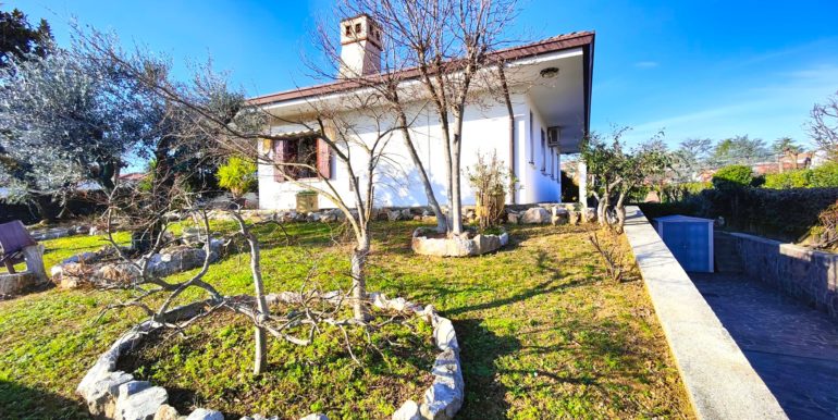 Bifamiliare con giardino privato