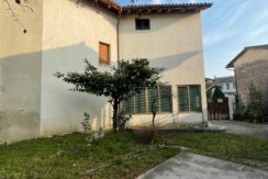 Casa di testa con giardino e locali accessori