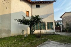 Casa di testa con giardino e locali accessori