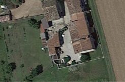 Casa in linea di testa con cortile di proprietà