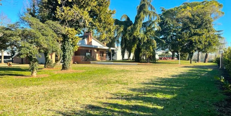 Villetta indipendente con giardino di 6000mq
