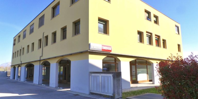 Uffici al piano terra vetrinati