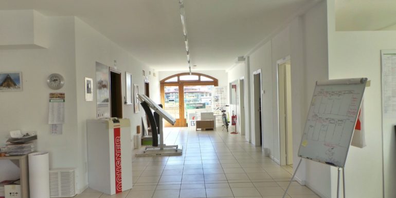 Uffici al piano terra vetrinati