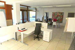 Uffici al piano terra vetrinati