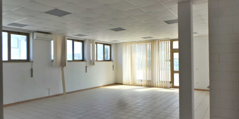 Capannone di 450mq con 180mq di uffici