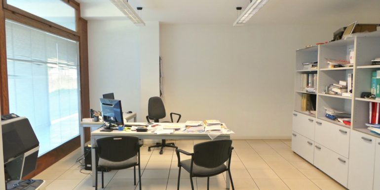 Uffici al piano terra vetrinati