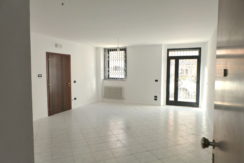 Negozio in centro con cortile