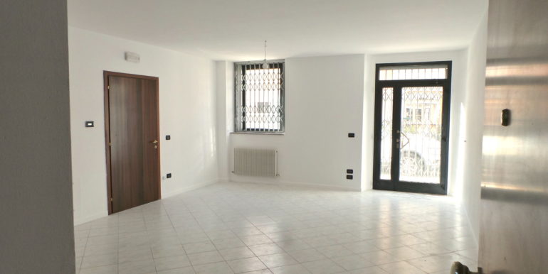 Negozio in centro con cortile