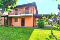 Villa di testa tricamere con 250mq di giardino