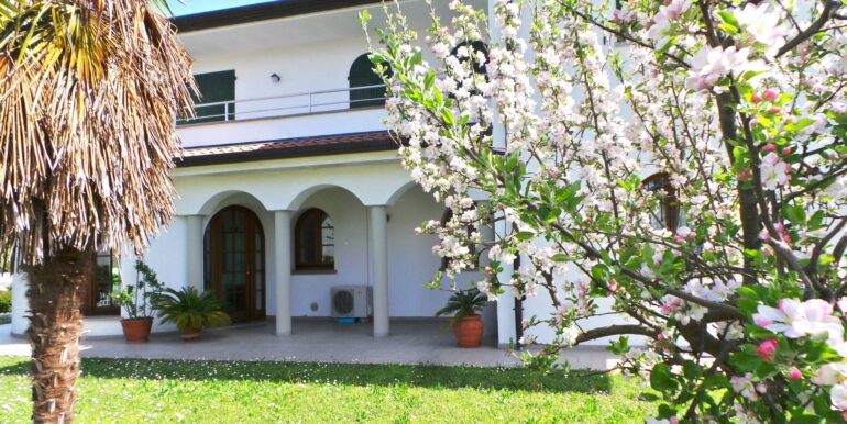 Villa tricamere più studio triplo garage