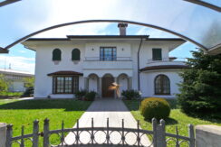 Villa tricamere più studio triplo garage