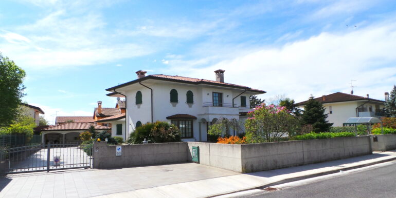 Villa tricamere più studio triplo garage