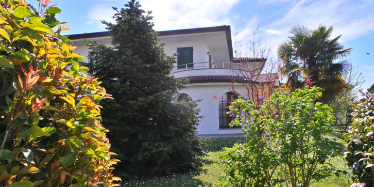 Villa tricamere più studio triplo garage