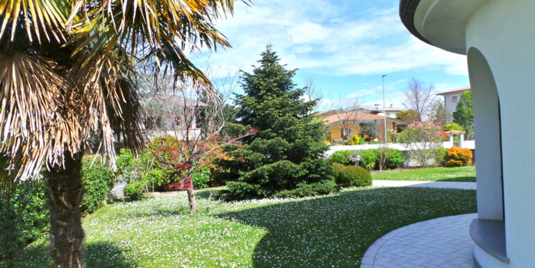 Villa tricamere più studio triplo garage