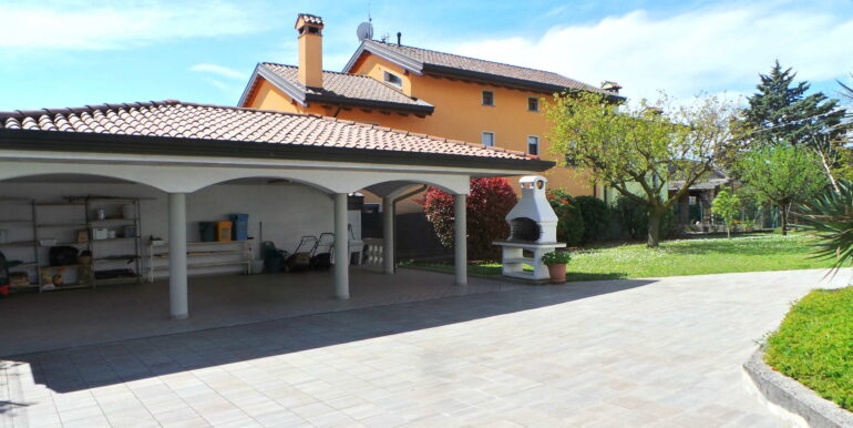 Villa tricamere più studio triplo garage