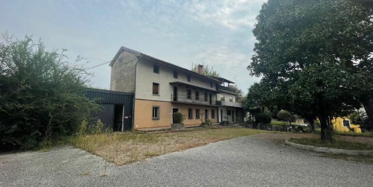 Casa indipendente con capannone