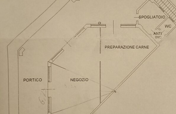 Locale commerciale con canna fumaria