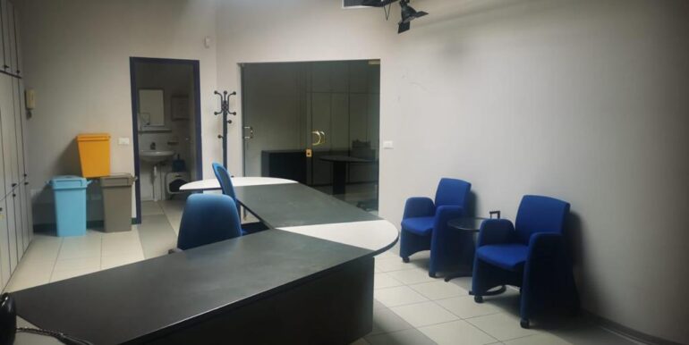 Ufficio a reddito con magazzino e 3 posti auto