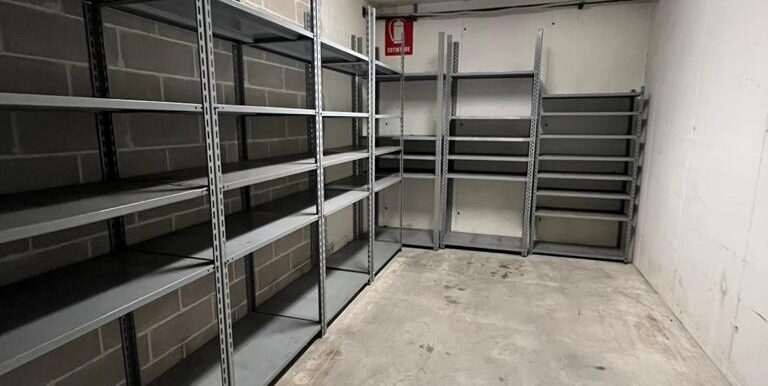 Ufficio a reddito con magazzino e 3 posti auto