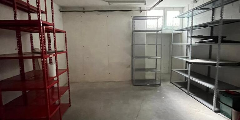 Ufficio a reddito con magazzino e 3 posti auto