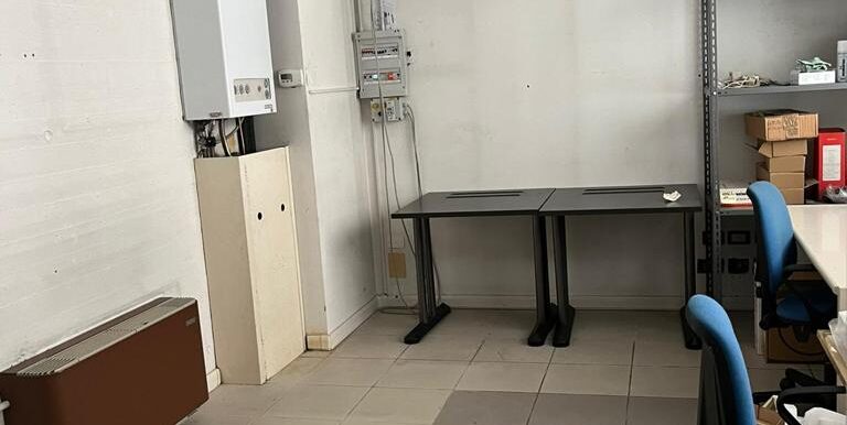 Ufficio a reddito con magazzino e 3 posti auto
