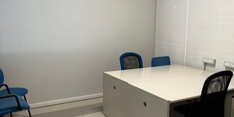 Ufficio a reddito con magazzino e 3 posti auto