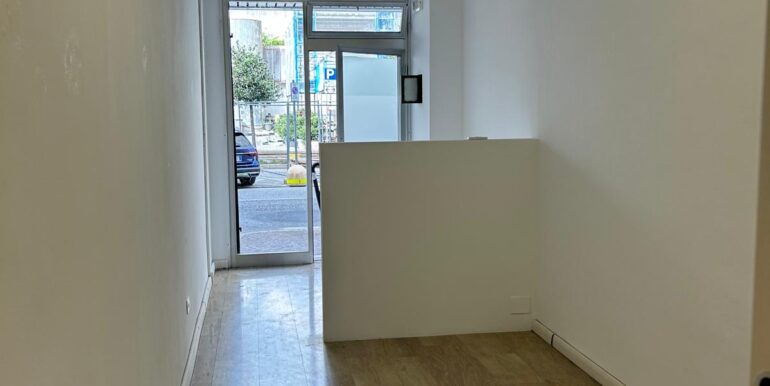Piazzale Osoppo ufficio con una vetrina