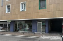 Piazzale Osoppo ufficio con una vetrina