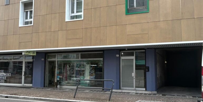 Piazzale Osoppo ufficio con una vetrina