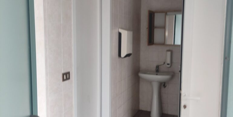 Negozio con cella frigo di 16mq