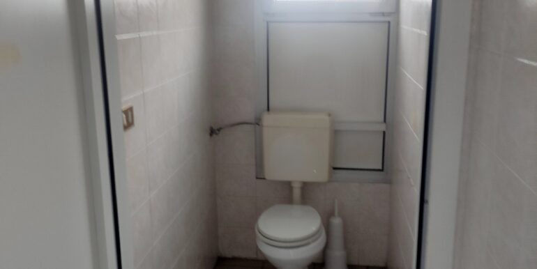 Negozio con cella frigo di 16mq