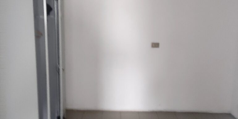 Negozio con cella frigo di 16mq