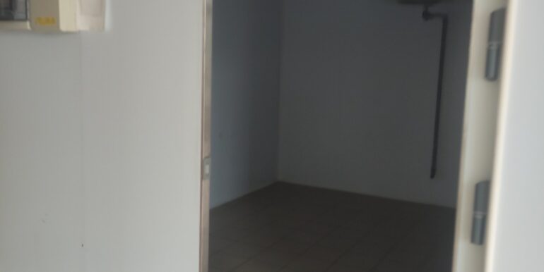 Negozio con cella frigo di 16mq