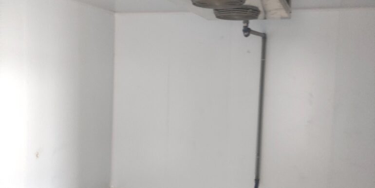 Negozio con cella frigo di 16mq