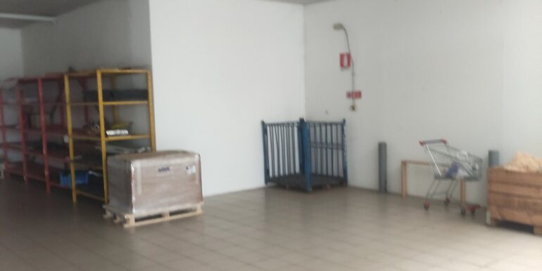 Negozio con cella frigo di 16mq