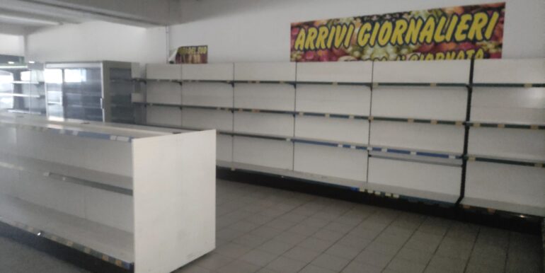 Negozio con cella frigo di 16mq