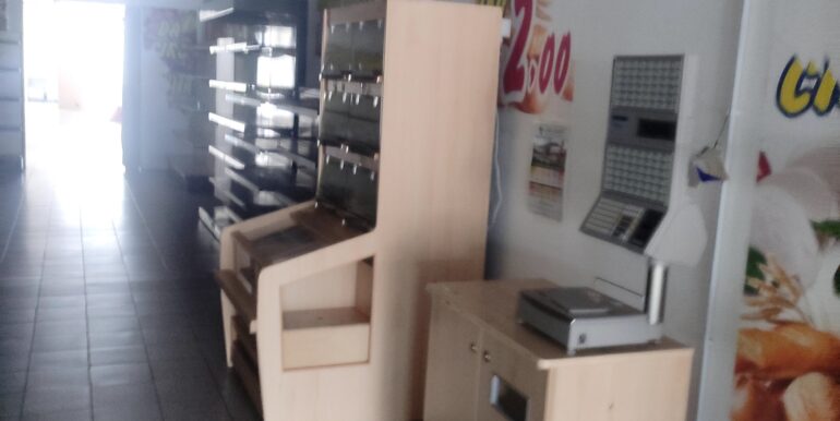 Negozio con cella frigo di 16mq
