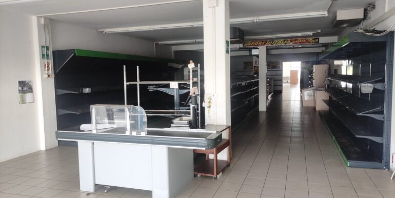 Negozio con cella frigo di 16mq