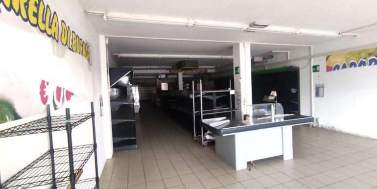 Negozio con cella frigo di 16mq