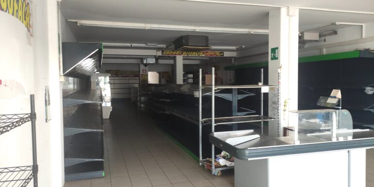 Negozio con cella frigo di 16mq