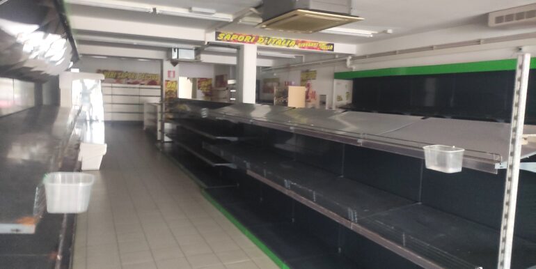 Negozio con cella frigo di 16mq