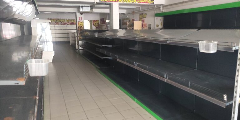 Negozio con cella frigo di 16mq